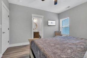Picturesque Lake Views, Free Daily Attraction Tickets, Indoor/Outdoor Games & Private Hot Tub!